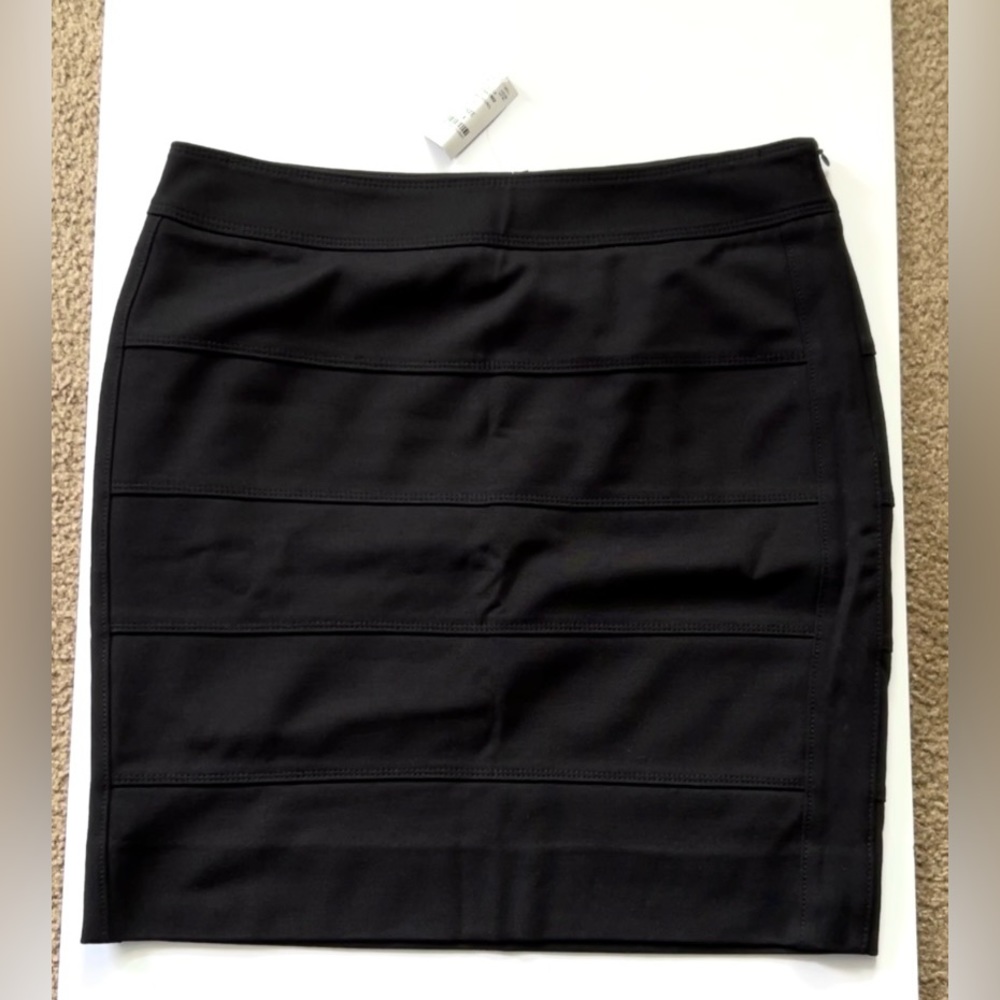 NWT White House Black Market short ponte pencil stretch black skirt. Size 8.